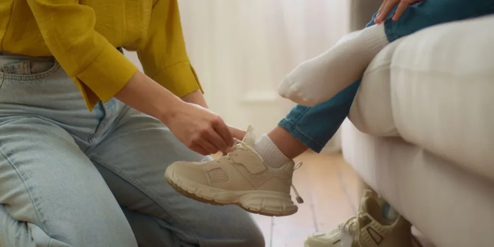 Hoe herken je dat je kind toe is aan een grotere schoenmaat?
